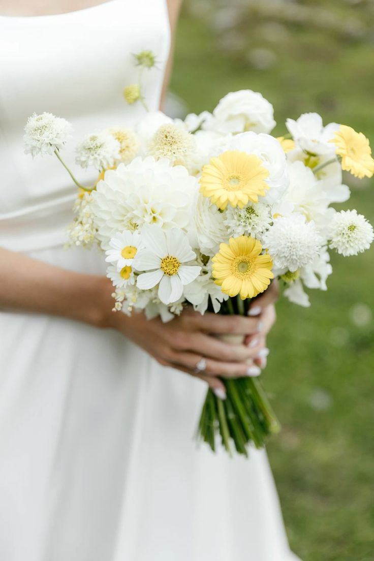 웨딩 신부의 부케 클로즈업 사진